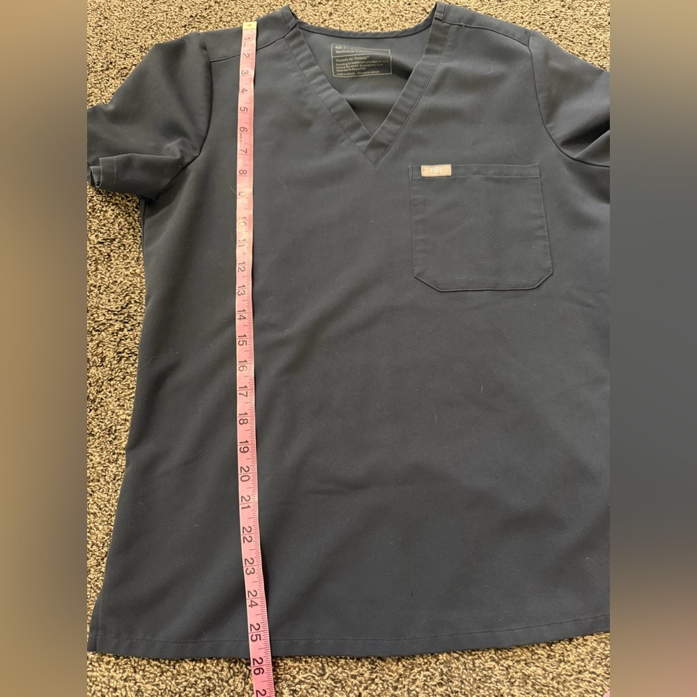 FIGS Technical Collection Catarina one-pocket scrub top | Size small - Picture 6 of 6